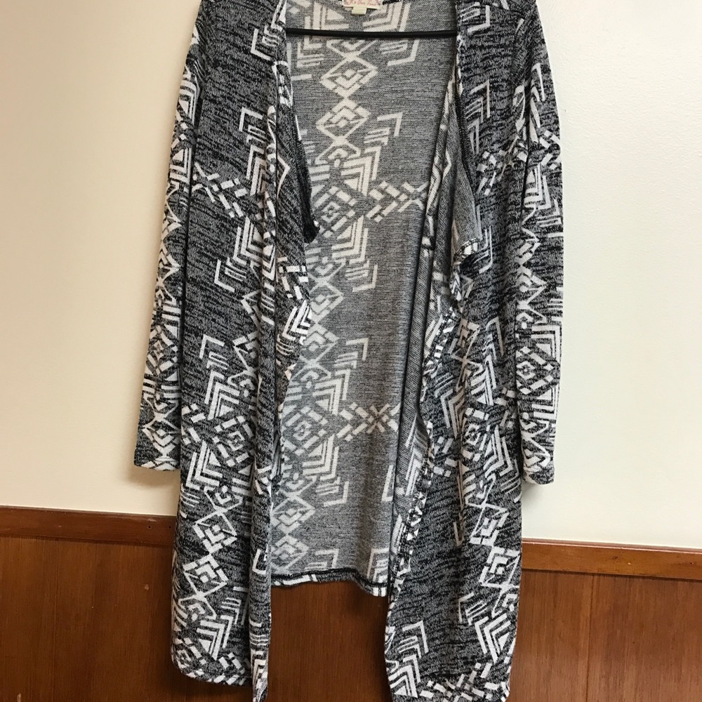 Thin knitted cardigan.